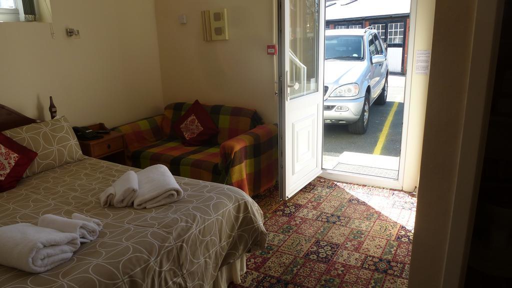 Whitehall Guest House Колуин Бей Екстериор снимка